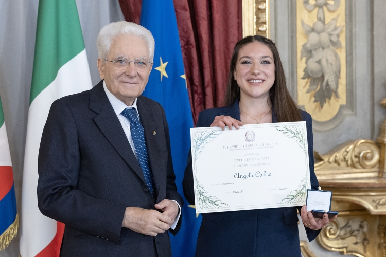 Il Presidente Sergio Mattarella consegna l'Attestato d’Onore a Angela Calise Alfiere della Repubblica

