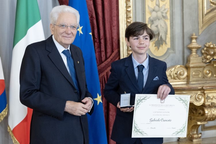Il Presidente Sergio Mattarella consegna l'Attestato d’Onore a Gabriele Ciancuto Alfiere della Repubblica
(f
