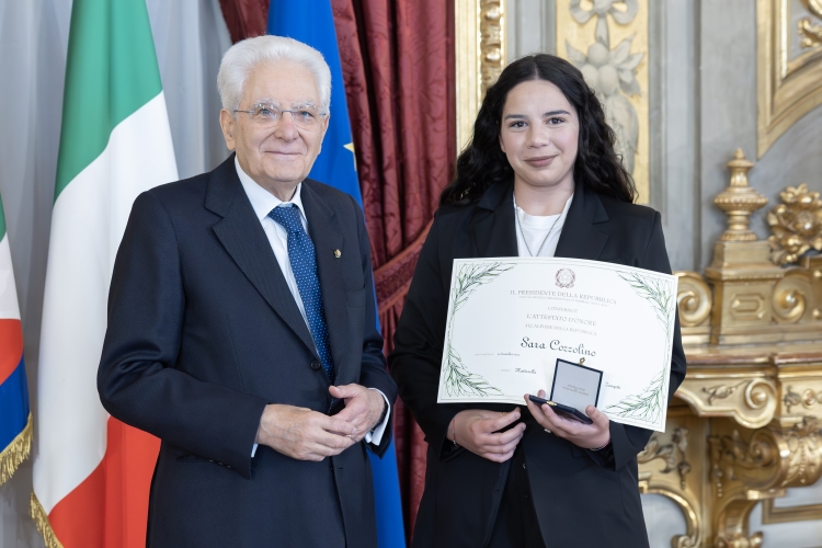 Il Presidente Sergio Mattarella consegna l'Attestato d’Onore a Sara Cozzolino Alfiere della Repubblica
