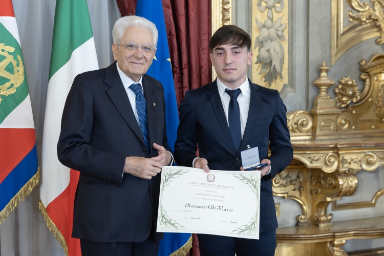 Il Presidente Sergio Mattarella consegna l'Attestato d’Onore a Francesco De Marco Alfiere della Repubblica
