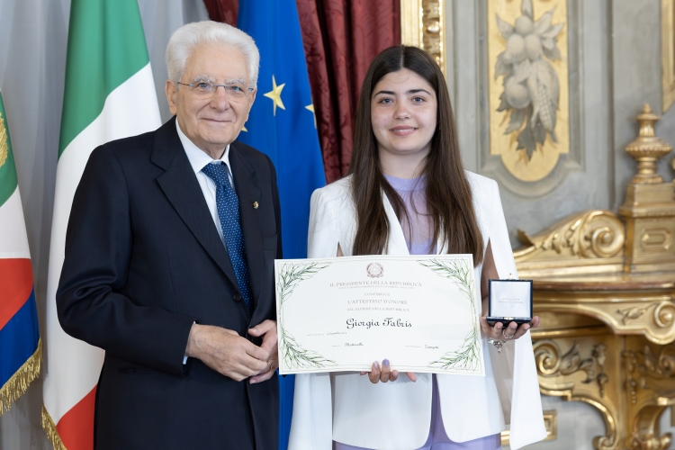 Il Presidente Sergio Mattarella consegna l'Attestato d’Onore a Giorgia Fabris Alfiere della Repubblica
