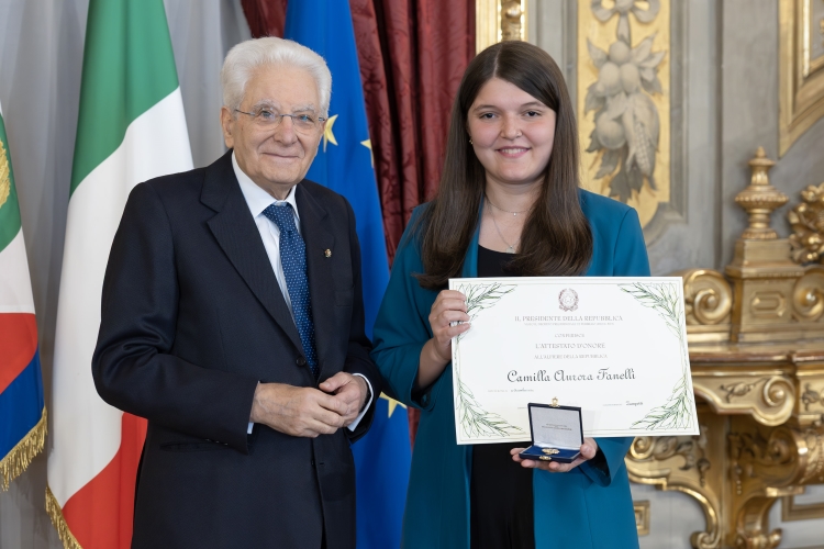 Il Presidente Sergio Mattarella consegna l'Attestato d’Onore a Camilla Aurora Fanelli Alfiere della Repubblica
