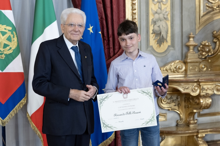 Il Presidente Sergio Mattarella consegna l'Attestato d’Onore a Riccardo Folli Ruani Alfiere della Repubblica
