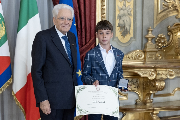 Il Presidente Sergio Mattarella consegna l'Attestato d’Onore a Erik Kokoshi Alfiere della Repubblica
