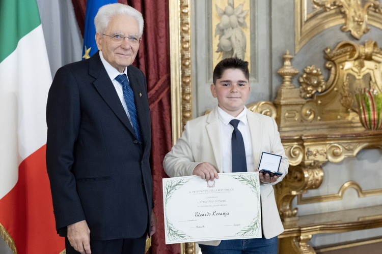 Il Presidente Sergio Mattarella consegna l'Attestato d’Onore a Edoardo Levanja Alfiere della Repubblica
