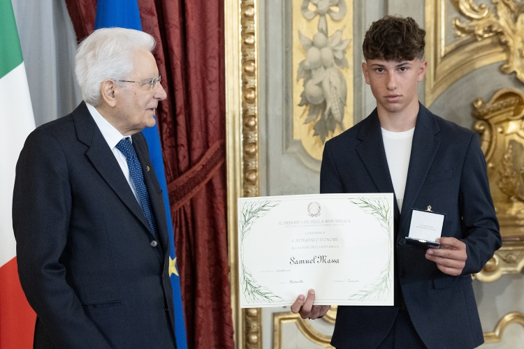 Il Presidente Sergio Mattarella consegna l'Attestato d’Onore a Samuel Massa Alfiere della Repubblica
