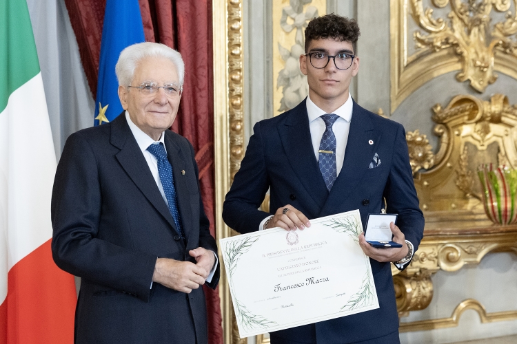 Il Presidente Sergio Mattarella consegna l'Attestato d’Onore a Francesco Mazza Alfiere della Repubblica

