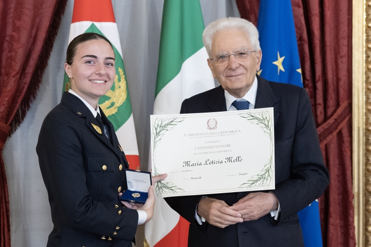 Il Presidente Sergio Mattarella consegna l'Attestato d’Onore a Maria Letizia Mello Alfiere della Repubblica

