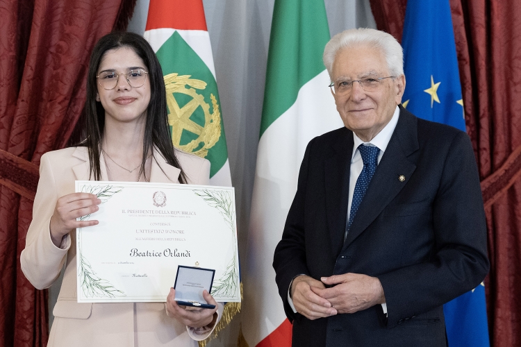 Il Presidente Sergio Mattarella consegna l'Attestato d’Onore a Beatrice Orlandi Alfiere della Repubblica

