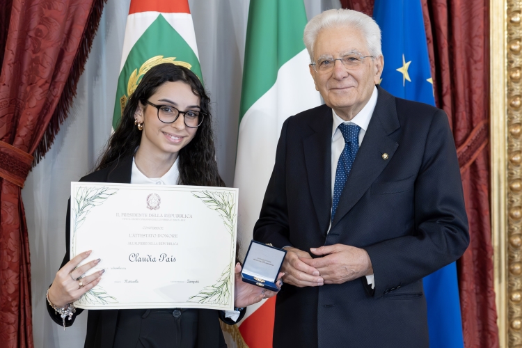 Il Presidente Sergio Mattarella consegna l'Attestato d’Onore a Claudia Pais Alfiere della Repubblica
