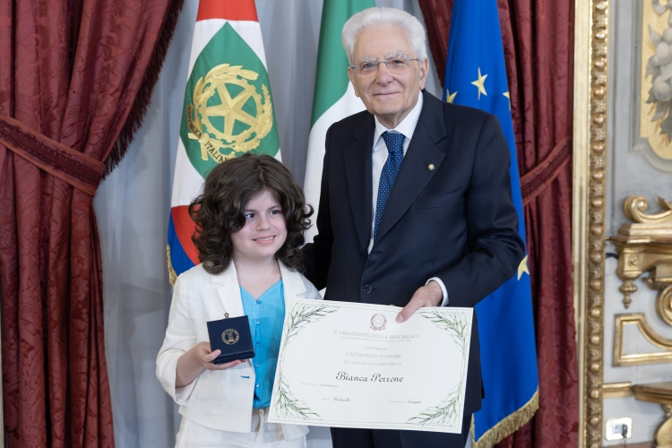 Il Presidente Sergio Mattarella consegna l'Attestato d’Onore a Bianca Perrone Alfiere della Repubblica
