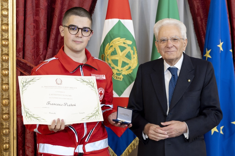 Il Presidente Sergio Mattarella consegna l'Attestato d’Onore a Francesco Pratesi Alfiere della Repubblica
