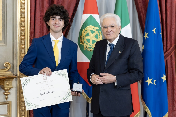 Il Presidente Sergio Mattarella consegna l'Attestato d’Onore a Giulio Prodan Alfiere della Repubblica
