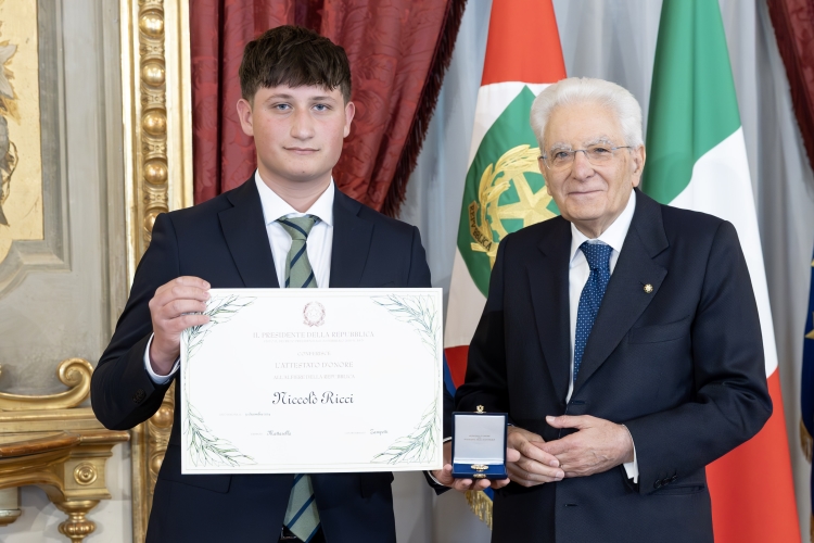 Il Presidente Sergio Mattarella consegna l'Attestato d’Onore a Niccolò Ricci Alfiere della Repubblica
