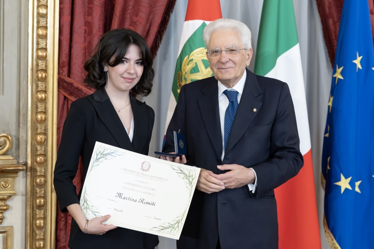 Il Presidente Sergio Mattarella consegna l'Attestato d’Onore a Martina Romiti Alfiere della Repubblica

