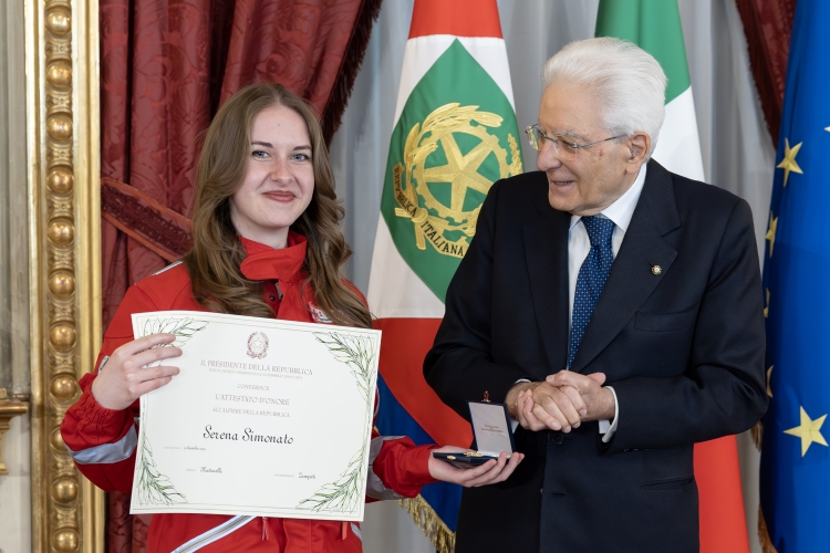 Il Presidente Sergio Mattarella consegna l'Attestato d’Onore a Serena Simonato Alfiere della Repubblica
