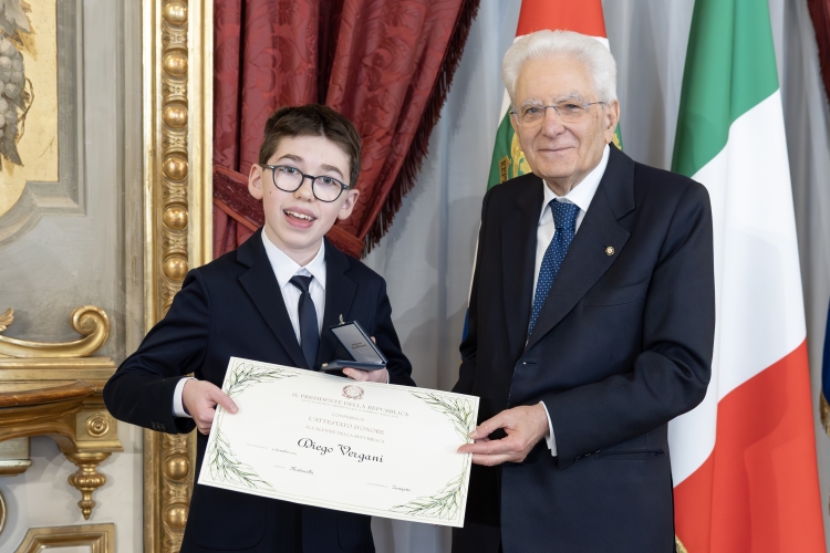 Il Presidente Sergio Mattarella consegna l'Attestato d’Onore a Diego Vergani Alfiere della Repubblica
