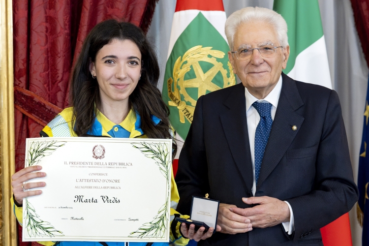 Il Presidente Sergio Mattarella consegna l'Attestato d’Onore a Marta Virdis Alfiere della Repubblica
