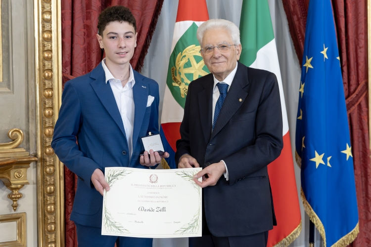 Il Presidente Sergio Mattarella consegna l'Attestato d’Onore a Davide Zilli Alfiere della Repubblica
