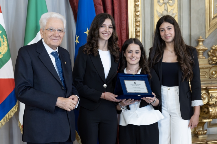 Il Presidente Sergio Mattarella consegna la Targa a Sara Pedrotti, Emma Franceschini, Azzurra Navarini "Per l’efficace e tempestiva opera di soccorso"
