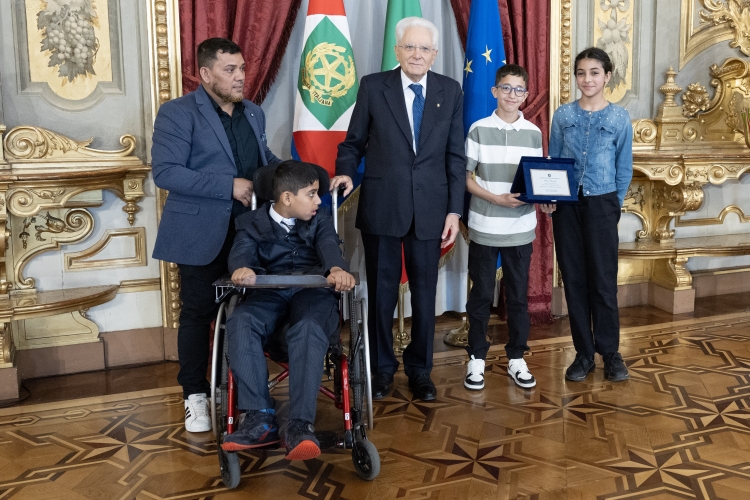 Il Presidente Sergio Mattarella consegna la Targa alla Classe V B IC Torino II - Scuola primaria G. Parini "Per aver dato valore alla pluralità"
