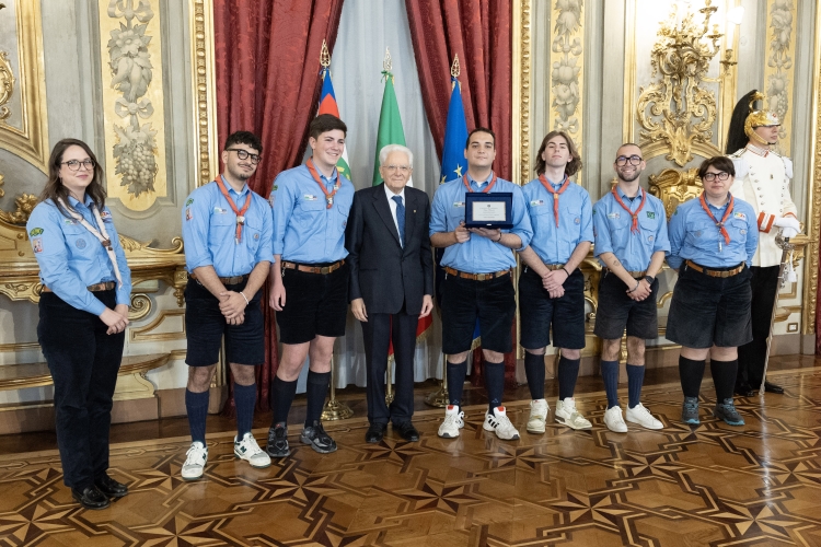 Il Presidente Sergio Mattarella consegna la Targa alla  Squadriglia Aquile, Gruppo Scout Agesci Bari per "Nuove vie per promuovere il territorio"
