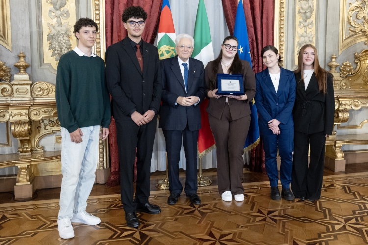 Il Presidente Sergio Mattarella consegna la Targa a SottoSopra Genova - Movimento Giovani Save the Children per "Un faro sempre acceso sul contrasto alla violenza di genere"
