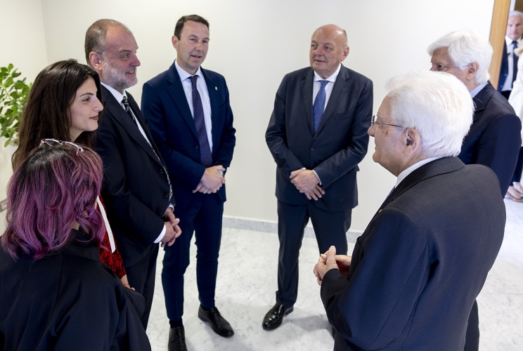  Il Presidente della Repubblica Sergio Mattarella con Giliberto Pichetto Fratin, Ministro dell’Ambiente e della Sicurezza Energetica, Stefano Geuna, Rettore dell’Università di Torino, Stefano Corgnati, Rettore del Politecnico di Torino e Jumana Risheq, Rappresentante degli Studenti del Master, in occasione della cerimonia di apertura dell’Anno Accademico della Scuola di Sviluppo del Centro internazionale di Formazione dell’Organizzazione internazionale del Lavoro

