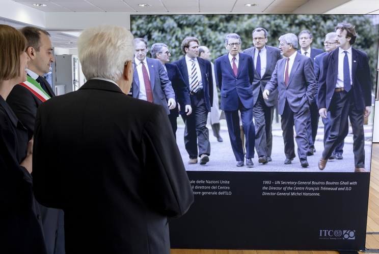 Il Presidente della Repubblica Sergio Mattarella visita la Mostra fotografica allestita in occasione del 60° anniversario della fondazione del Centro internazionale di formazione dell’ILO, illustrata dal Direttore