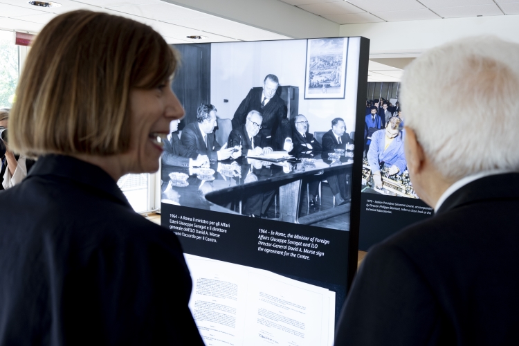 Il Presidente della Repubblica Sergio Mattarella visita la Mostra fotografica allestita in occasione del 60° anniversario della fondazione del Centro internazionale di formazione dell’ILO, illustrata dal Direttore