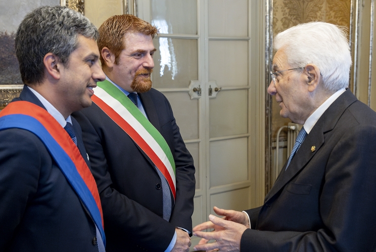 Il Presidente della Repubblica Sergio Mattarella saluta Alessandro Errigo, Sindaco di Rivoli e Paolo De Francia, Presidente del Consiglio Comunale di Rivoli, in occasione della consegna della Medaglia d’Oro al Merito Civile al Comune di Rivoli