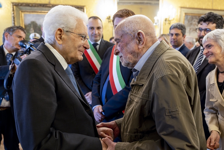  Il Presidente della Repubblica Sergio Mattarella saluta il partigiano Giacomo Gallo