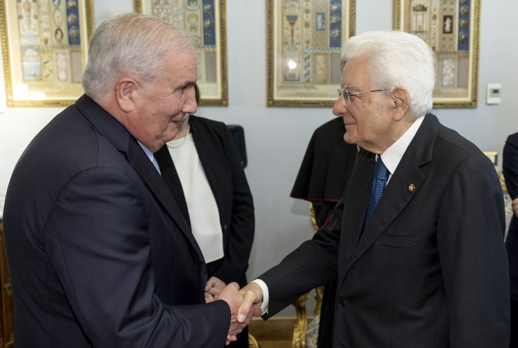 Il Presidente Sergio Mattarella saluta Giuseppe Fioroni, in occasione dell'incontro con una delegazione dell’Istituto Giuseppe Toniolo di Studi Superiori, per la presentazione del Rapporto Giovani 