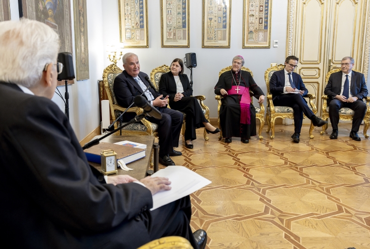 Il Presidente Sergio Mattarella nel corso dell'incontro con una delegazione dell’Istituto Giuseppe Toniolo di Studi Superiori, per la presentazione del Rapporto Giovani 