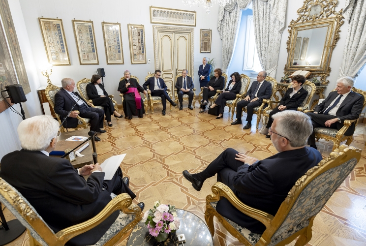 Il Presidente Sergio Mattarella nel corso dell'incontro con una delegazione dell’Istituto Giuseppe Toniolo di Studi Superiori, per la presentazione del Rapporto Giovani 