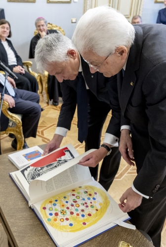Il Presidente Sergio Mattarella nel corso dell'incontro con una delegazione dell’Istituto Giuseppe Toniolo di Studi Superiori, per la presentazione del Rapporto Giovani 