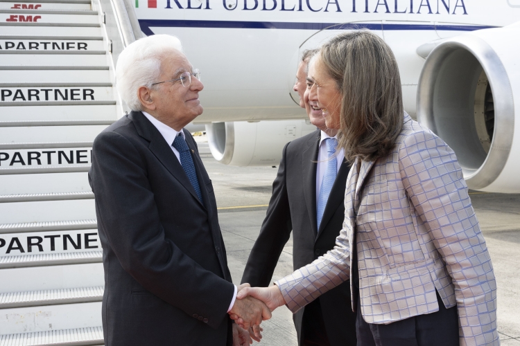 Il Presidente della Repubblica Sergio Mattarella accolto dall'Ambasciatore d’Italia a Bruxelles, Federica Favi
