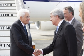 Il Presidente della Repubblica Sergio Mattarella, a Bruxelles, accolto dall'Ambasciatore Vincenzo Celeste Rappresentante Permanente d’Italia presso l’Unione Europea
