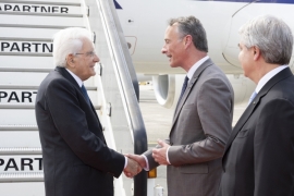 Il Presidente della Repubblica Sergio Mattarella, a Bruxelles, accolto da Vincent Remy Capo del Cerimoniale del Regno del Belgio
