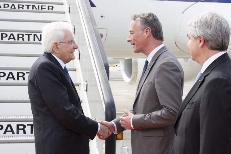Il Presidente della Repubblica Sergio Mattarella, a Bruxelles, accolto da Vincent Remy Capo del Cerimoniale del Regno del Belgio
