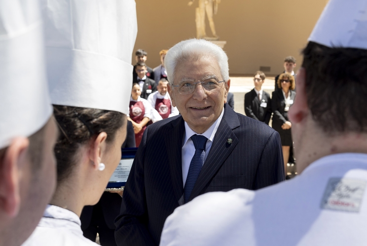Il Presidente Sergio Mattarella durante l'incontro con una rappresentanza di studenti degli istituti alberghieri impegnati nel servizio di cucina, sala e accoglienza, in occasione del Ricevimento della Festa della Repubblica