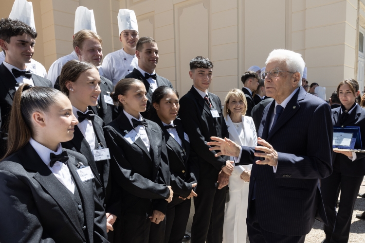 Il Presidente della Repubblica Sergio Mattarella incontra una rappresentanza di studenti degli istituti alberghieri,in occasione del Ricevimento della Festa Nazionale della Repubblica
