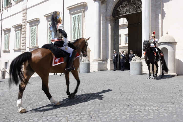 Il Cambio solenne della Guardia d'Onore da parte del Reggimento Corazzieri a cavallo con la Fanfara del IV Reggimento Carabinieri a cavallo, in occasione della Festa della Repubblica
