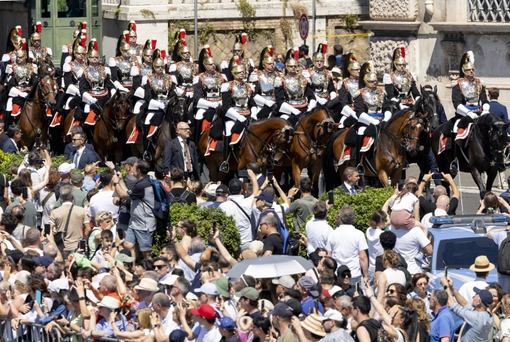 Il Cambio solenne della Guardia d'Onore da parte del Reggimento Corazzieri a cavallo con la Fanfara del IV Reggimento Carabinieri a cavallo, in occasione della Festa della Repubblica
