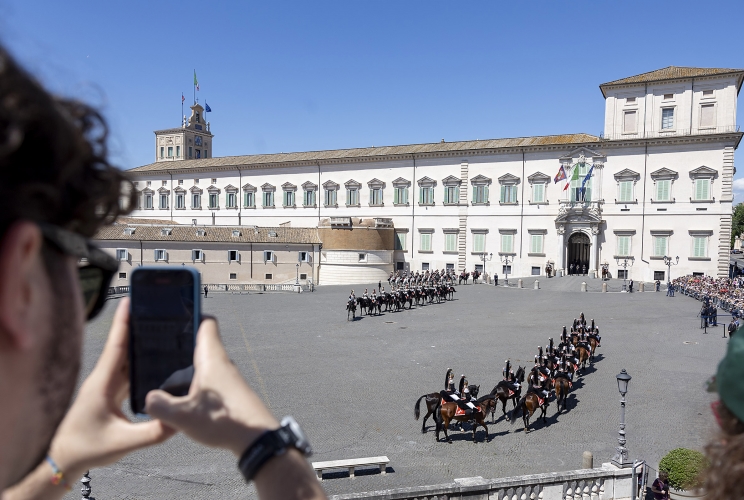 Il Cambio solenne della Guardia d'Onore da parte del Reggimento Corazzieri a cavallo con la Fanfara del IV Reggimento Carabinieri a cavallo, in occasione della Festa della Repubblica
