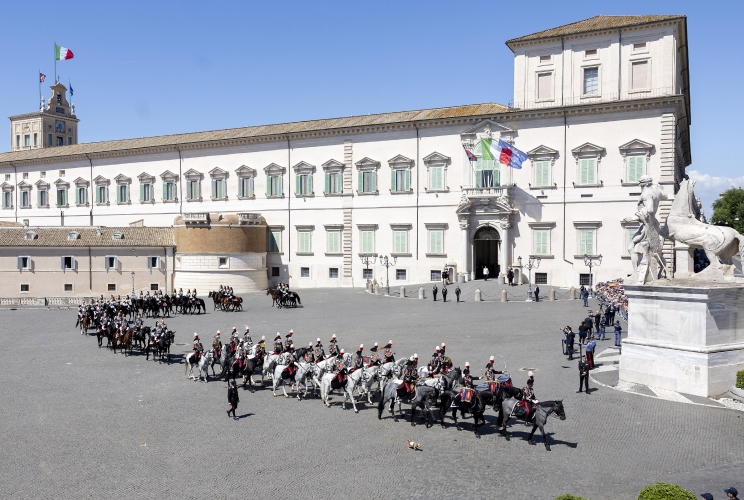 Il Cambio solenne della Guardia d'Onore da parte del Reggimento Corazzieri a cavallo con la Fanfara del IV Reggimento Carabinieri a cavallo, in occasione della Festa della Repubblica
