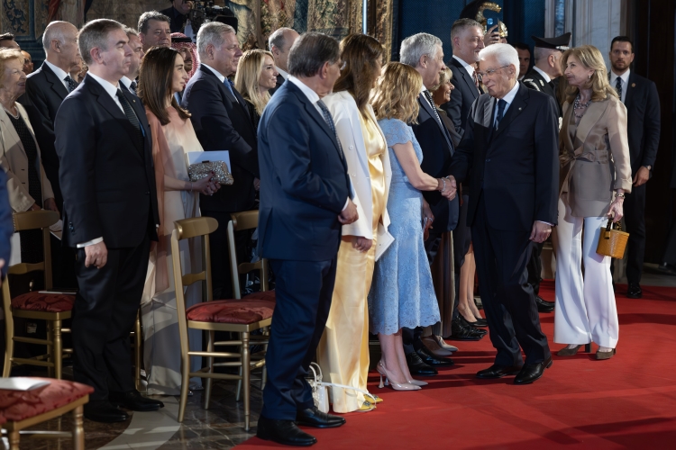 Il Presidente Sergio Mattarella saluta il Presidente del Consiglio Giorgia Meloni, in occasione del concerto eseguito dall’Orchestra del Teatro di San Carlo di Napoli, diretta dal Maestro Riccardo Frizza, in onore del Corpo Diplomatico accreditato presso lo Stato Italiano