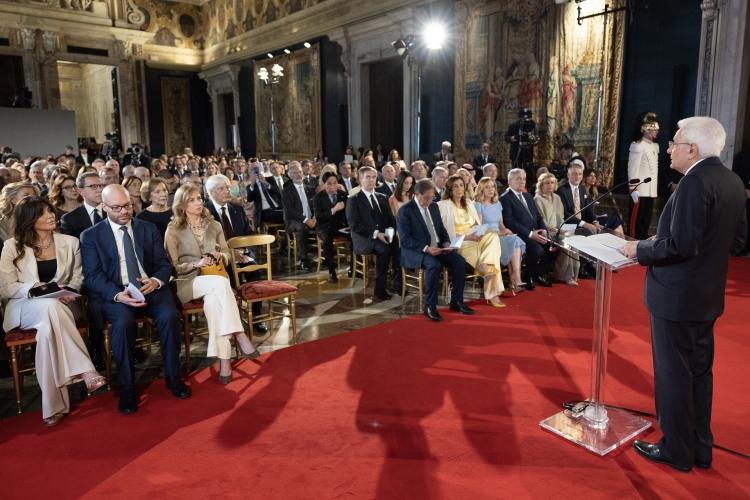 Il Presidente Sergio Mattarella rivolge il suo indirizzo di saluto in occasione del concerto eseguito dall’Orchestra del Teatro di San Carlo di Napoli, diretta dal Maestro Riccardo Frizza, in onore del Corpo Diplomatico accreditato presso lo Stato Italiano
