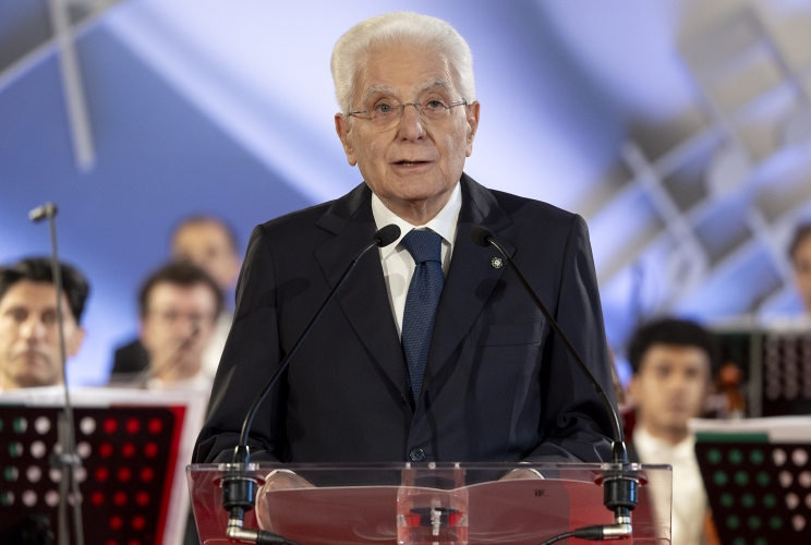 Il Presidente Sergio Mattarella rivolge il suo indirizzo di saluto in occasione del concerto eseguito dall’Orchestra del Teatro di San Carlo di Napoli, diretta dal Maestro Riccardo Frizza, in onore del Corpo Diplomatico accreditato presso lo Stato Italiano