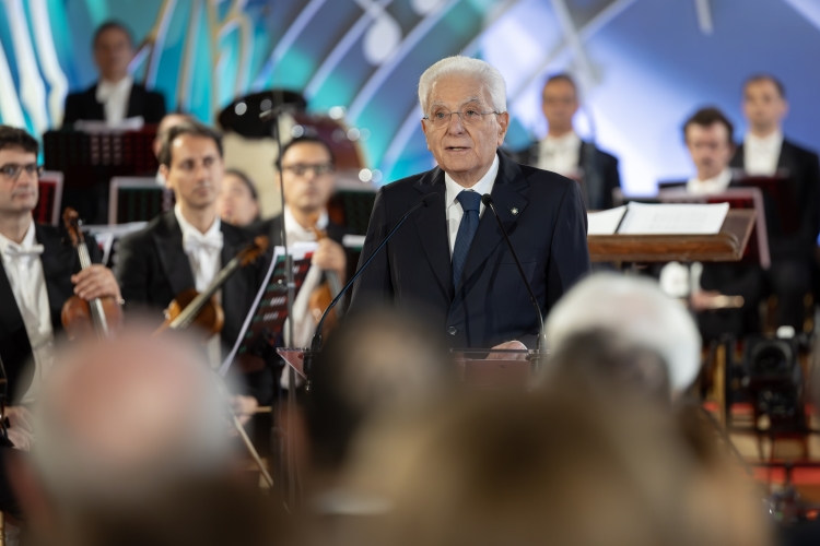 Il Presidente Sergio Mattarella rivolge il suo indirizzo di saluto in occasione del concerto eseguito dall’Orchestra del Teatro di San Carlo di Napoli, diretta dal Maestro Riccardo Frizza, in onore del Corpo Diplomatico accreditato presso lo Stato Italiano

